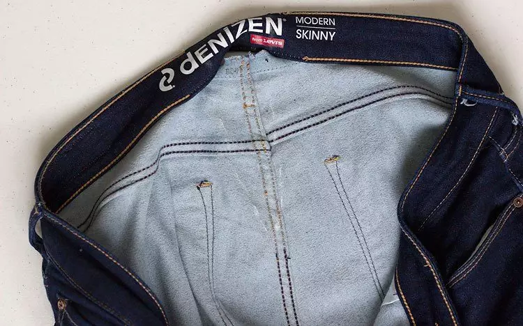 Hoe jeans in de taille te naaien of minder formaat te maken: hoe te verminderen in de heupen 15584_12