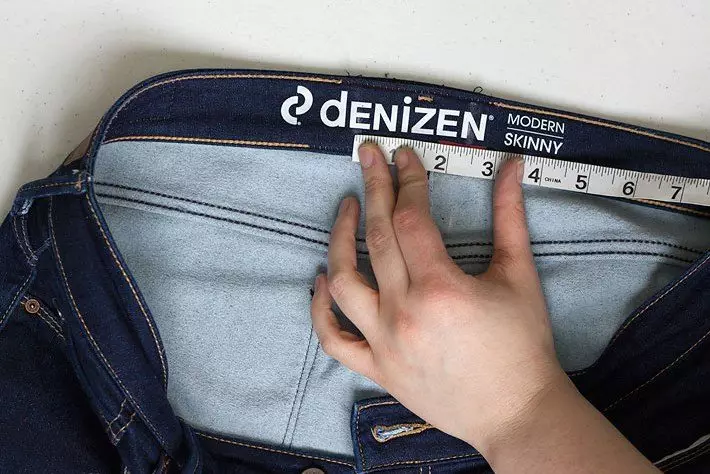 Hoe om die jeans in die middel te maak of 'n grootte minder te maak: hoe om in die heupe te verminder 15584_13