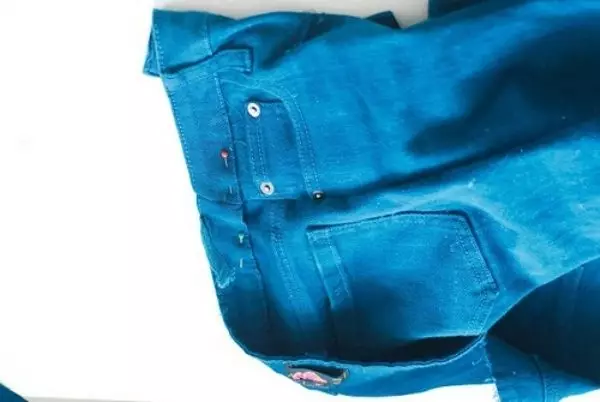 Hoe je jeans te naaien yn 'e taille of meitsje in grutte minder: hoe te ferminderjen yn' e heupen 15584_28