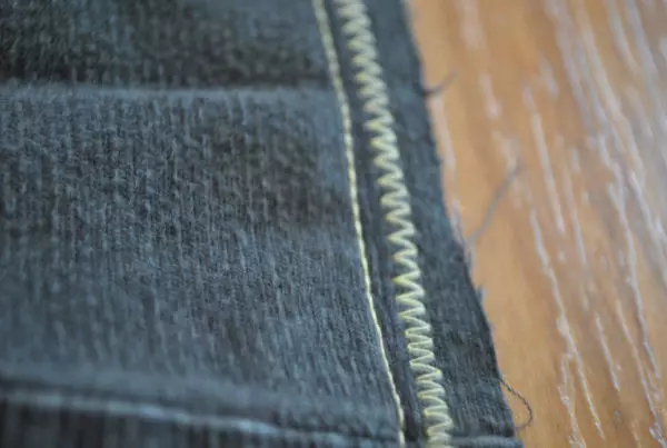 Hvordan sys jeans i taljen eller lav en størrelse mindre: hvordan man reducerer i hofter 15584_35