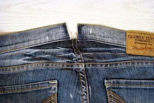 Hoe je jeans te naaien yn 'e taille of meitsje in grutte minder: hoe te ferminderjen yn' e heupen 15584_7