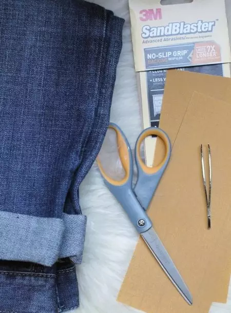 Bagaimana untuk membuat menggaru pada seluar jeans di rumah dengan tangan anda sendiri (32 gambar) 15585_17