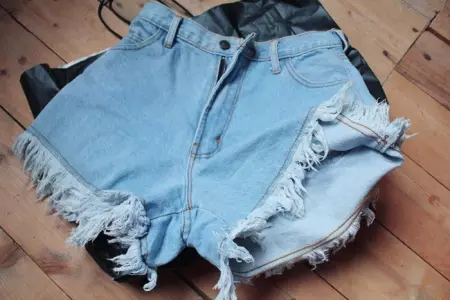 Cara Membuat Celana Pendek Dari Jeans (48 Foto): Cara Memangkas Jeans Di Bawah Celana Pendek Wanita Fashionable, Cara Menjahit Dan Redo 15589_25
