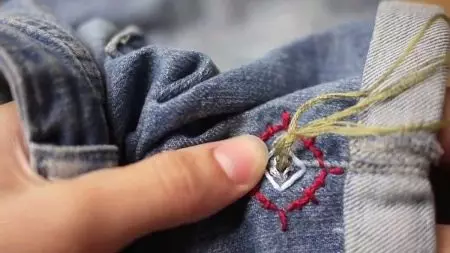 איך לעשות מכנסיים קצרים מ ג 'ינס (48 תמונות): איך לחתוך ג' ינס תחת מכנסיים קצרים אופנתיים, איך לתפור ולסתום 15589_38