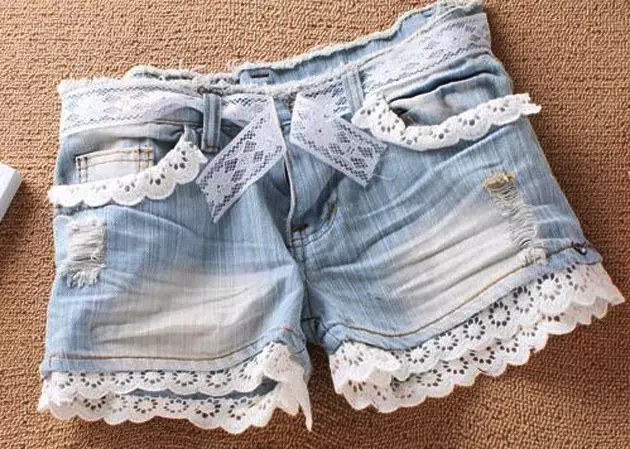 Com fer pantalons curts dels pantalons texans (48 fotos): com retallar els pantalons texans sota de pantalons de les dones de moda, a cosir ia fer de nou 15589_40