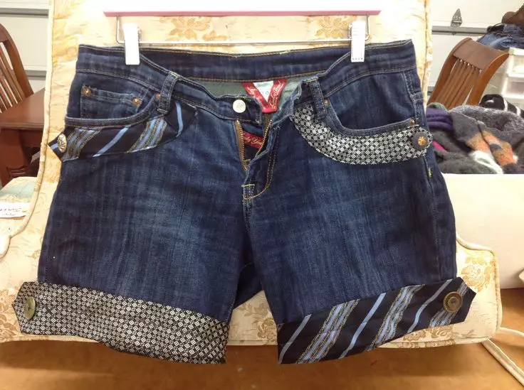 איך לעשות מכנסיים קצרים מ ג 'ינס (48 תמונות): איך לחתוך ג' ינס תחת מכנסיים קצרים אופנתיים, איך לתפור ולסתום 15589_46