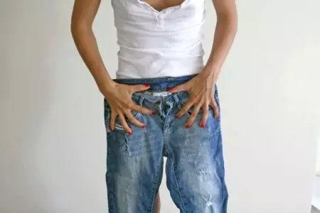 איך לעשות מכנסיים קצרים מ ג 'ינס (48 תמונות): איך לחתוך ג' ינס תחת מכנסיים קצרים אופנתיים, איך לתפור ולסתום 15589_5