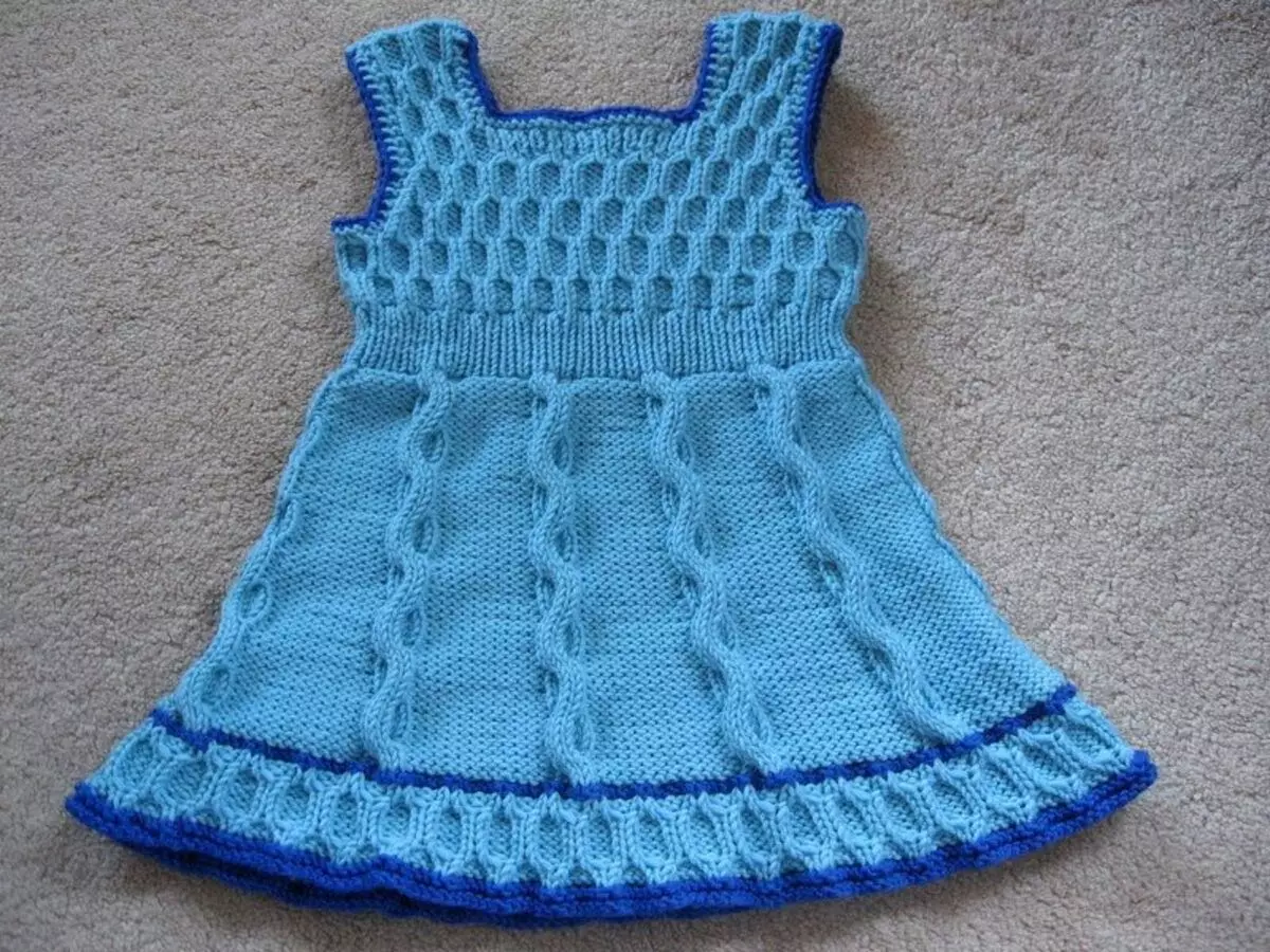 Strikket kjole for jenter med strikking a-silhuett