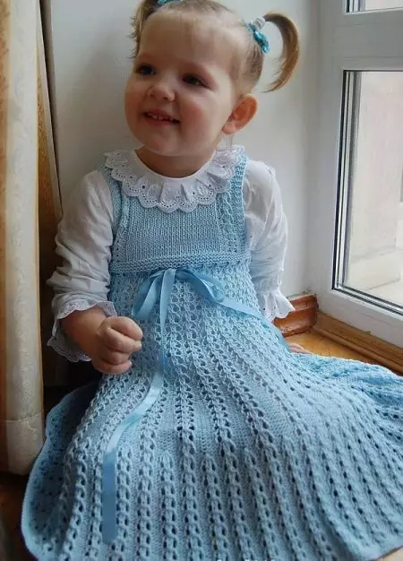 Vestido de punto de verano para la niña.