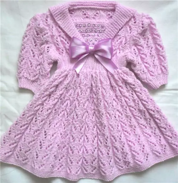 Strikket kjole for jenter med strikkehylser