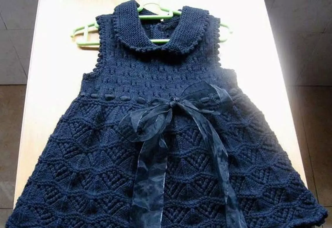 Strikket kjole for jenter med eiker med krage
