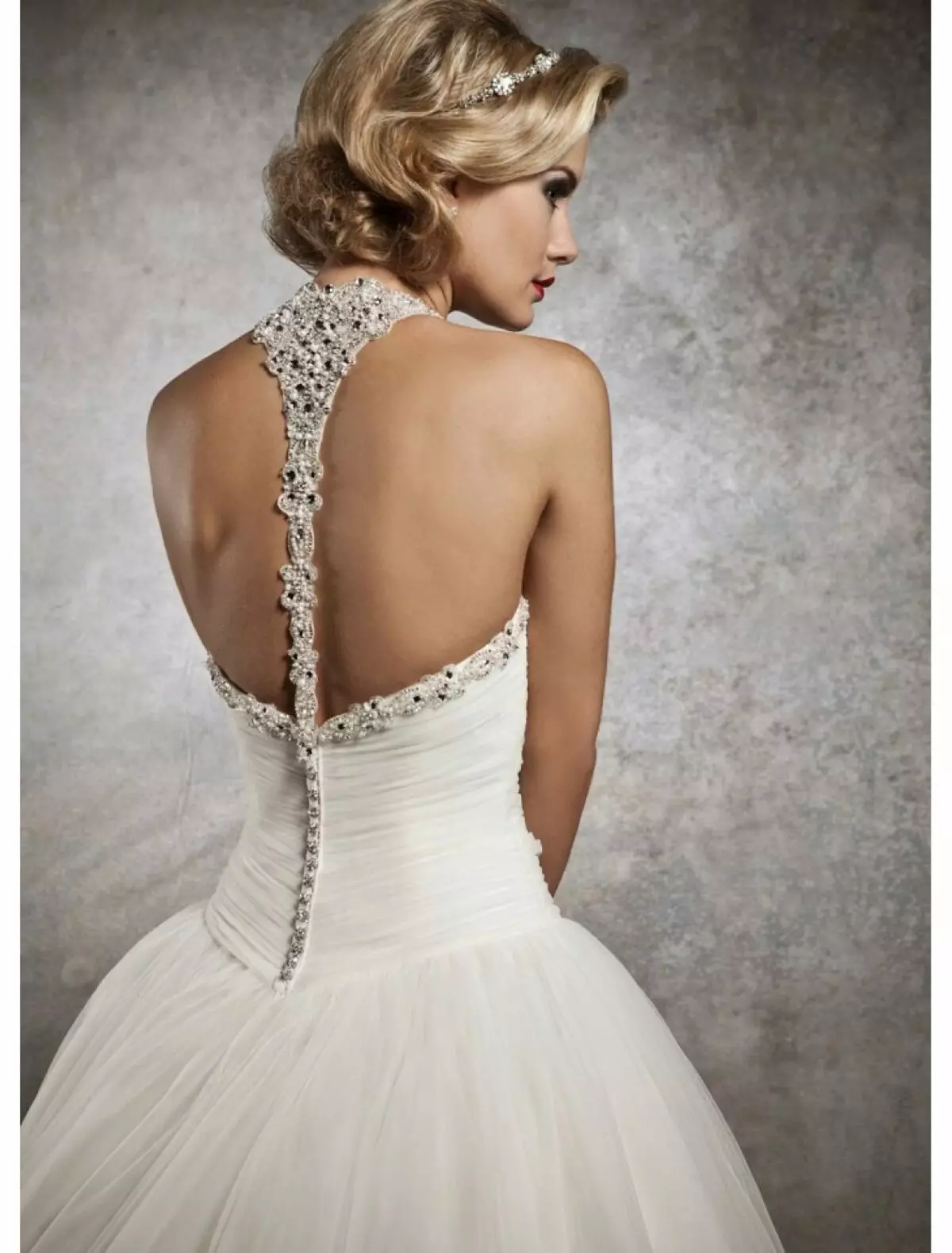لباس عروسی با تسمه بر روی گردن و پشت باز
