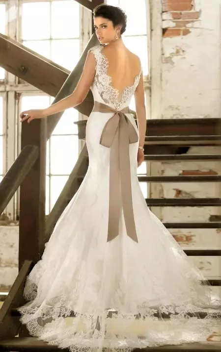 Modello di un abito da sposa con una schiena aperta