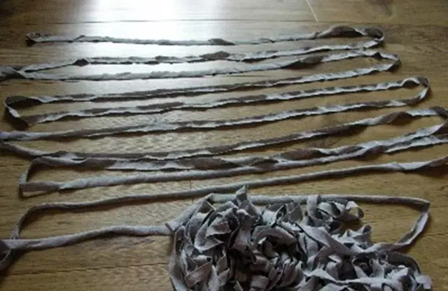 Megzti verpalų krepšiai (75 nuotraukos): kaip susieti adatas apvalią modelį iš juostelės sriegio, magistro klasės 15627_19