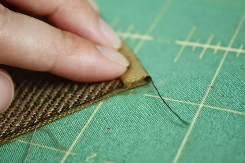 Comment remplacer surjet à coudre? Traitement des sections de tissu sur une machine à coudre. Comment dépasser en mousseline de soie ou tricots boulanger oblique? 15631_26