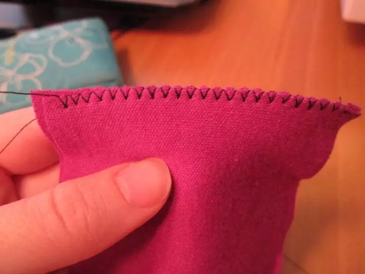 Meriv çawa li şûna overlock li sewşandinê vedigire? Dermankirina beşên fabrîkan li ser makîneyek dirûnê. Meriv çawa li Chiffon an Knitwear Baker Oblique verbase dike? 15631_3