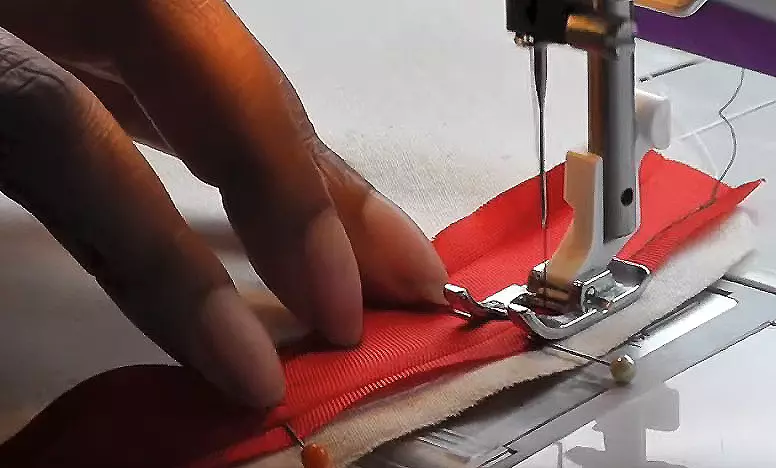 כיצד להחליף Overlock בתפירה? טיפול בקטעי בד על מכונת תפירה. כיצד לעקוף שיפון או סריגים אלכסונית בייקר? 15631_9