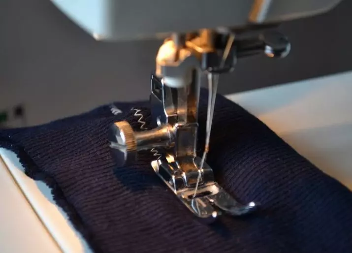 Máquinas de coser profesionales: selección de un automóvil semi-profesional para el hogar. ¿Qué máquinas coser profesionales? 15656_19