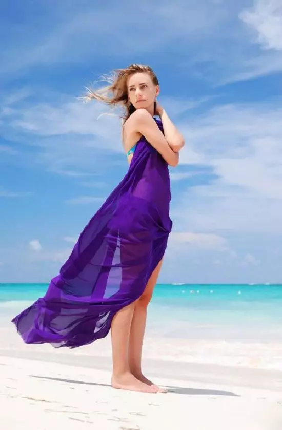 Como amarrar un pareo (60 fotos): ¿Que fermoso empate á praia, métodos de amarre en forma de vestidos para un traxe de baño, opcións para a completa 1565_31