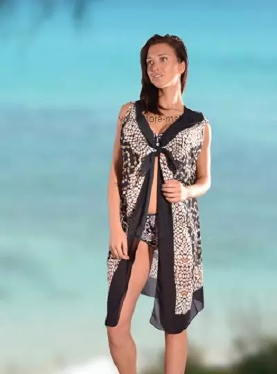 چگونه به کراوات Pareo (60 عکس): چقدر زیبا برای اتصال به ساحل، روش های اتصال به شکل لباس برای لباس شنا، گزینه های کامل 1565_35