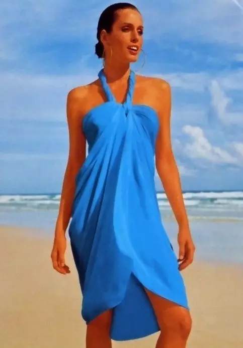 چگونه به کراوات Pareo (60 عکس): چقدر زیبا برای اتصال به ساحل، روش های اتصال به شکل لباس برای لباس شنا، گزینه های کامل 1565_39