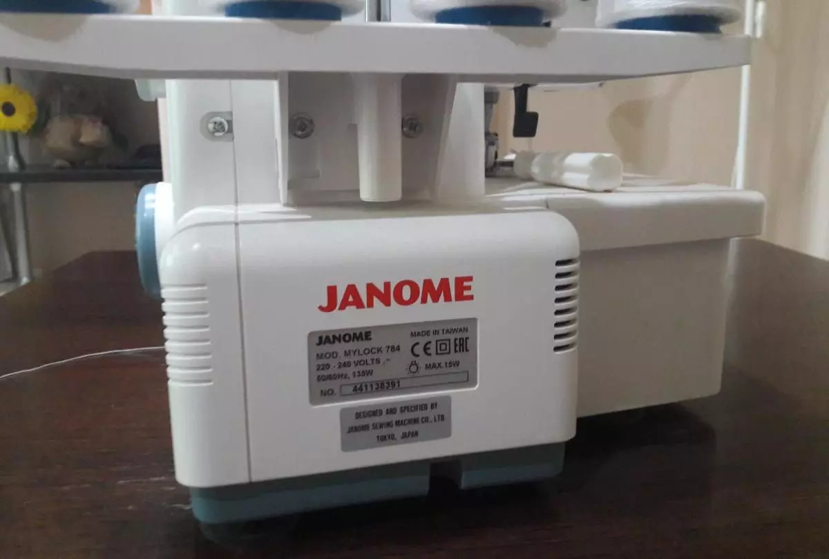 I-janome janome: Iimodeli mylock 714 kunye ne-MyLock 784, Arstlery 4057 kunye ne-MyLock Mums? Uphononongo uphononongo 15666_12