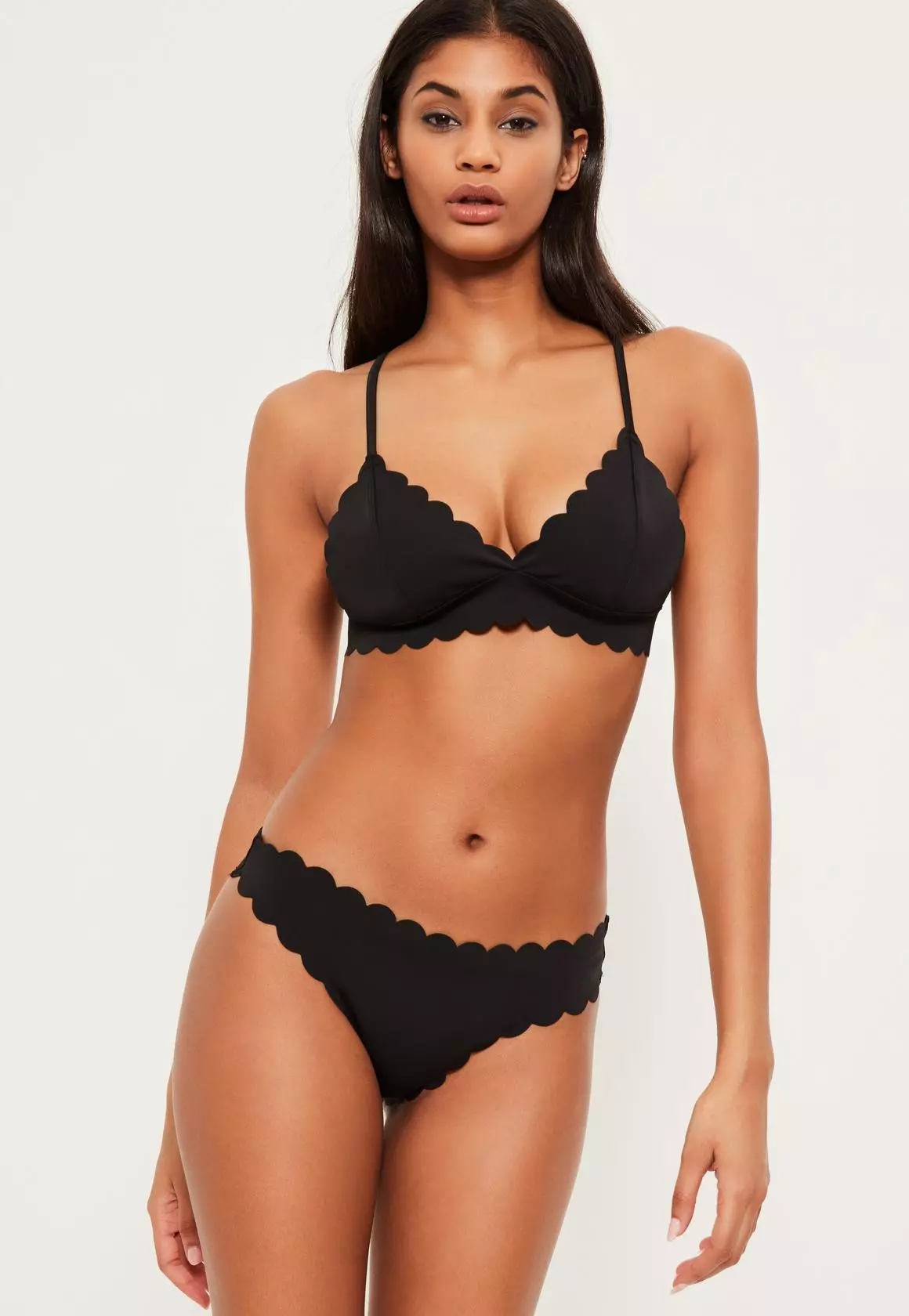 Swimsuit Black (80 fotos): Fusión e modelos separados, cores opcionais, traxe de baño pechado, tendencias de moda 2021 1567_11