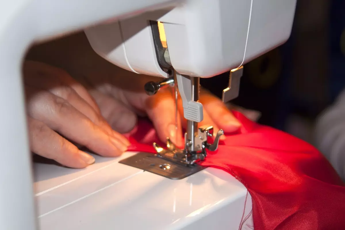 máquinas de coser: AstraLux modelo con un filamentaker, automóviles 150, línea roja Victoria y otros. instrucciones de revisión y opinión 15681_9