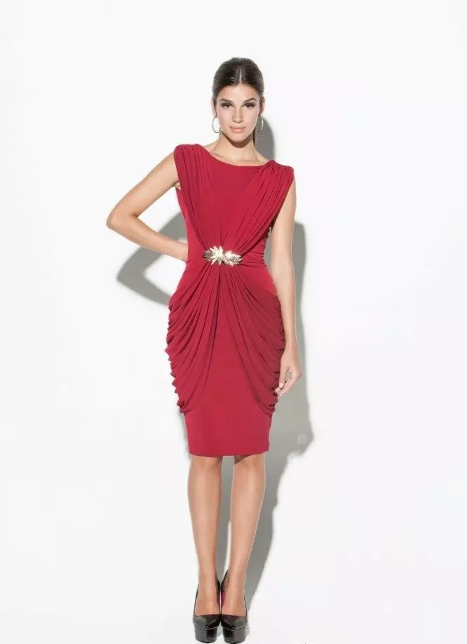 新年のための赤のイブニングドレス