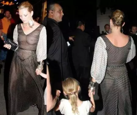 Kate Mos in einem transparenten Abendkleid in Tupfen