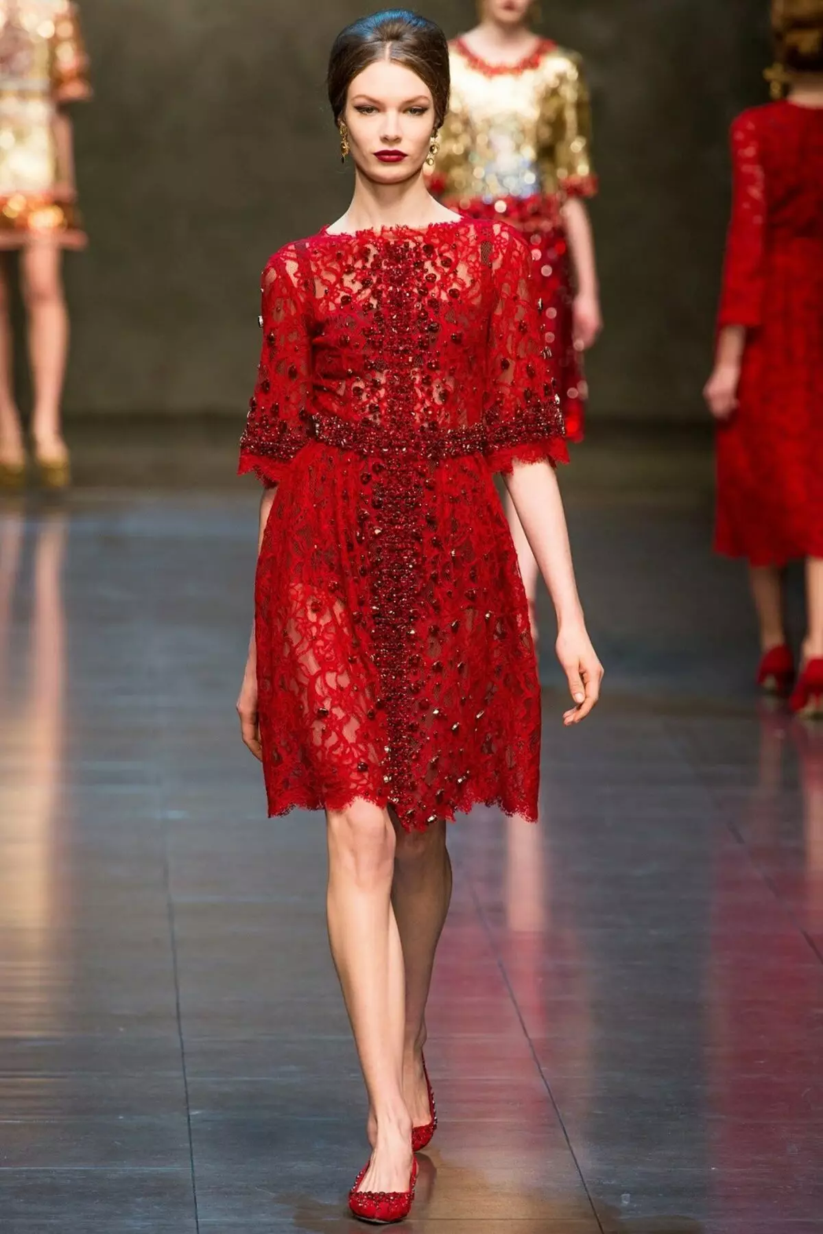 Dolce və Gabbana'dan qırmızı axşam paltarı