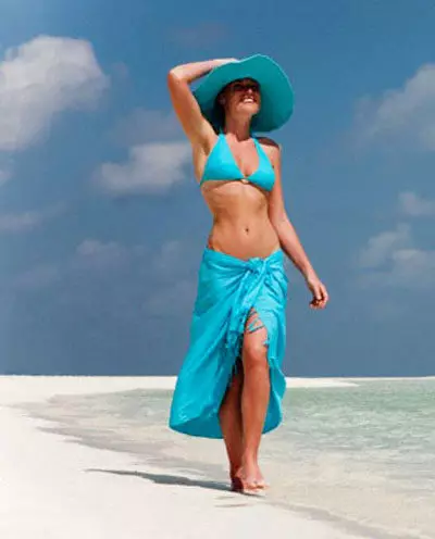 Pareo (130 fotografija): modeli na plaži za kupaći kostim mini i pleteni, veličina šala, kako nositi ljeto pare i pare suknje 1568_118