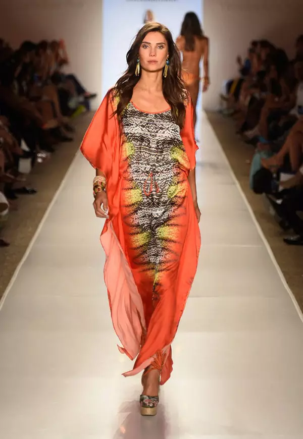 Pareo (130 foto's): Strandmodellen voor badpak Mini en gebreide, sjaalmaat, hoe de zomer pare-jurk en pare-rok te dragen 1568_122