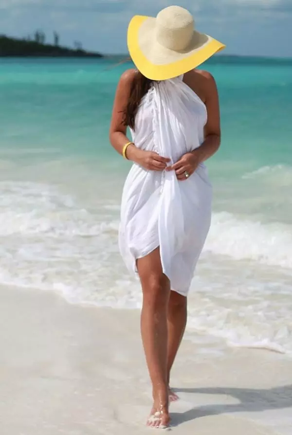 Pareo (130 fotografija): modeli na plaži za kupaći kostim mini i pleteni, veličina šala, kako nositi ljeto pare i pare suknje 1568_24