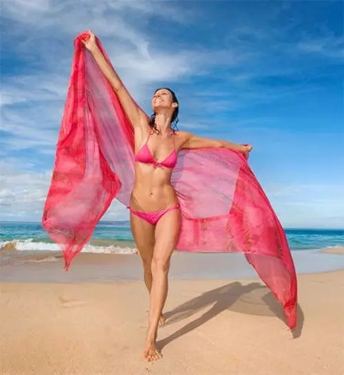 Pareo (130 Foto): Model Pantai untuk Baju Renang Mini dan Rajutan, Selendang Ukuran, Cara Memakai Pare-Gaun Musim Panas dan Pare-Rok 1568_30