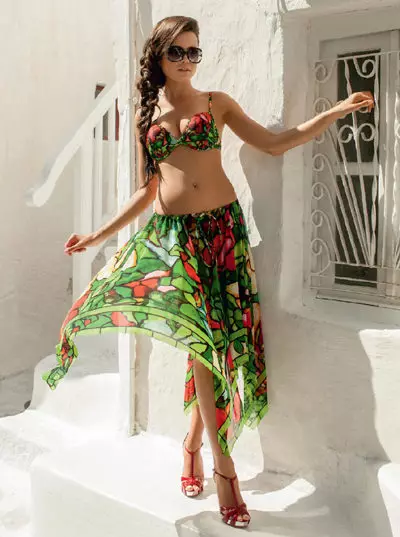 Pareo (130 fotografija): modeli na plaži za kupaći kostim mini i pleteni, veličina šala, kako nositi ljeto pare i pare suknje 1568_6