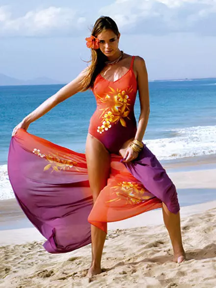 Pareo (130 fotot): Beach mudelid ujumistrikoo Mini ja silmkoelised, Shawl suurus, kuidas kanda suvepare-kleit ja pare-seelik 1568_83