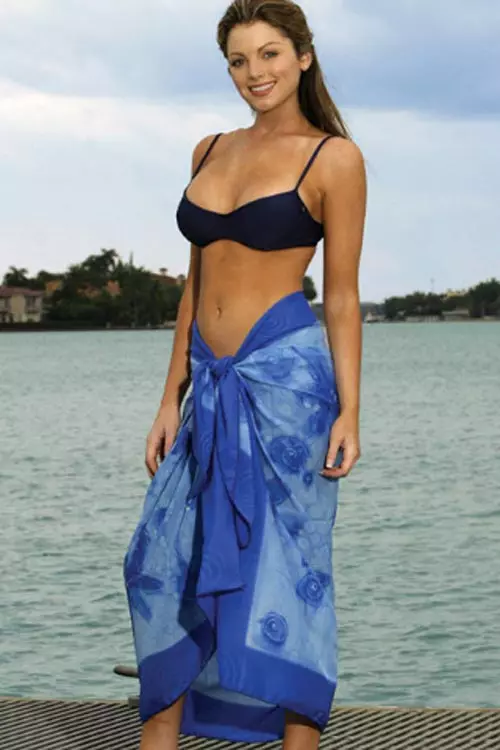 Pareo (130 fotot): Beach mudelid ujumistrikoo Mini ja silmkoelised, Shawl suurus, kuidas kanda suvepare-kleit ja pare-seelik 1568_90