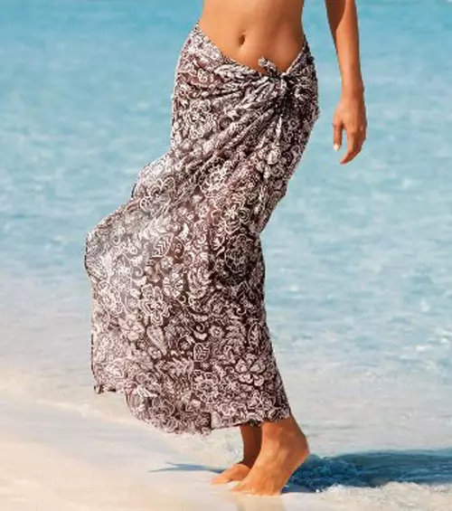 Pareo (130 fotografija): modeli na plaži za kupaći kostim mini i pleteni, veličina šala, kako nositi ljeto pare i pare suknje 1568_94