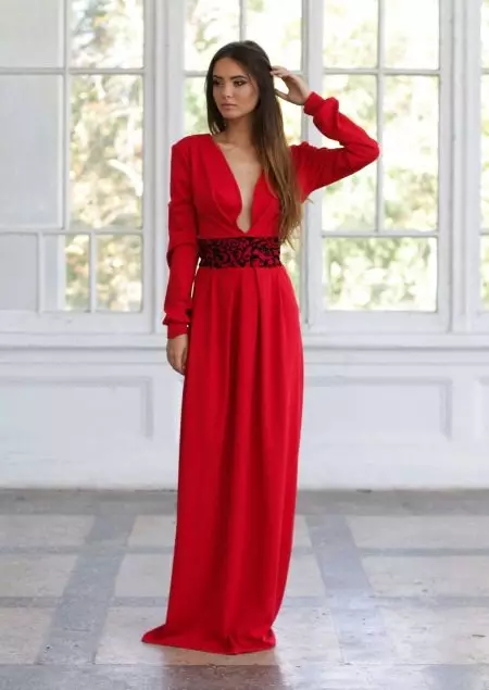 붉은 이브닝 드레스 슬리브와 깊은 컷