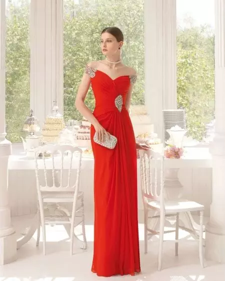 एअर बार्सिलोना पासून लाल ग्रीक ड्रेस
