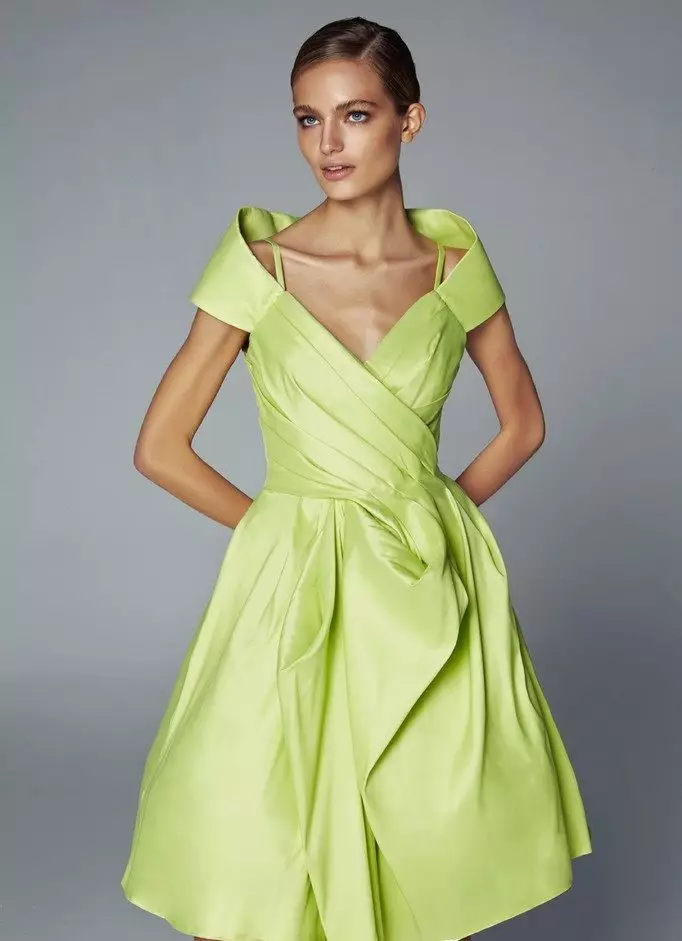 Wieczorna krótka zielona sukienka ze sztywną spódnicą