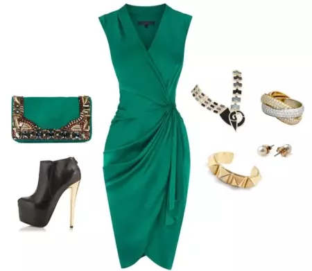 Smaragd-Kleid und schwarze Schuhe