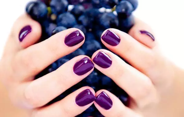 Manicure ungu di bawah gaun zamrud