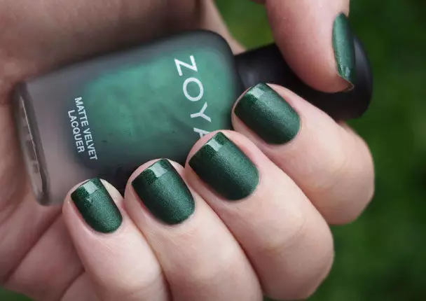 ପଦ୍ମରାଗ ବେଶ ଅଧୀନରେ Emerald manicure