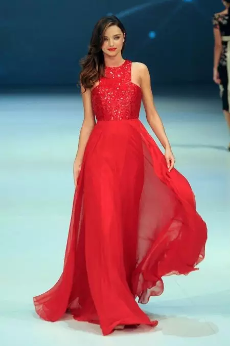 新年2016年の赤いイブニングドレス