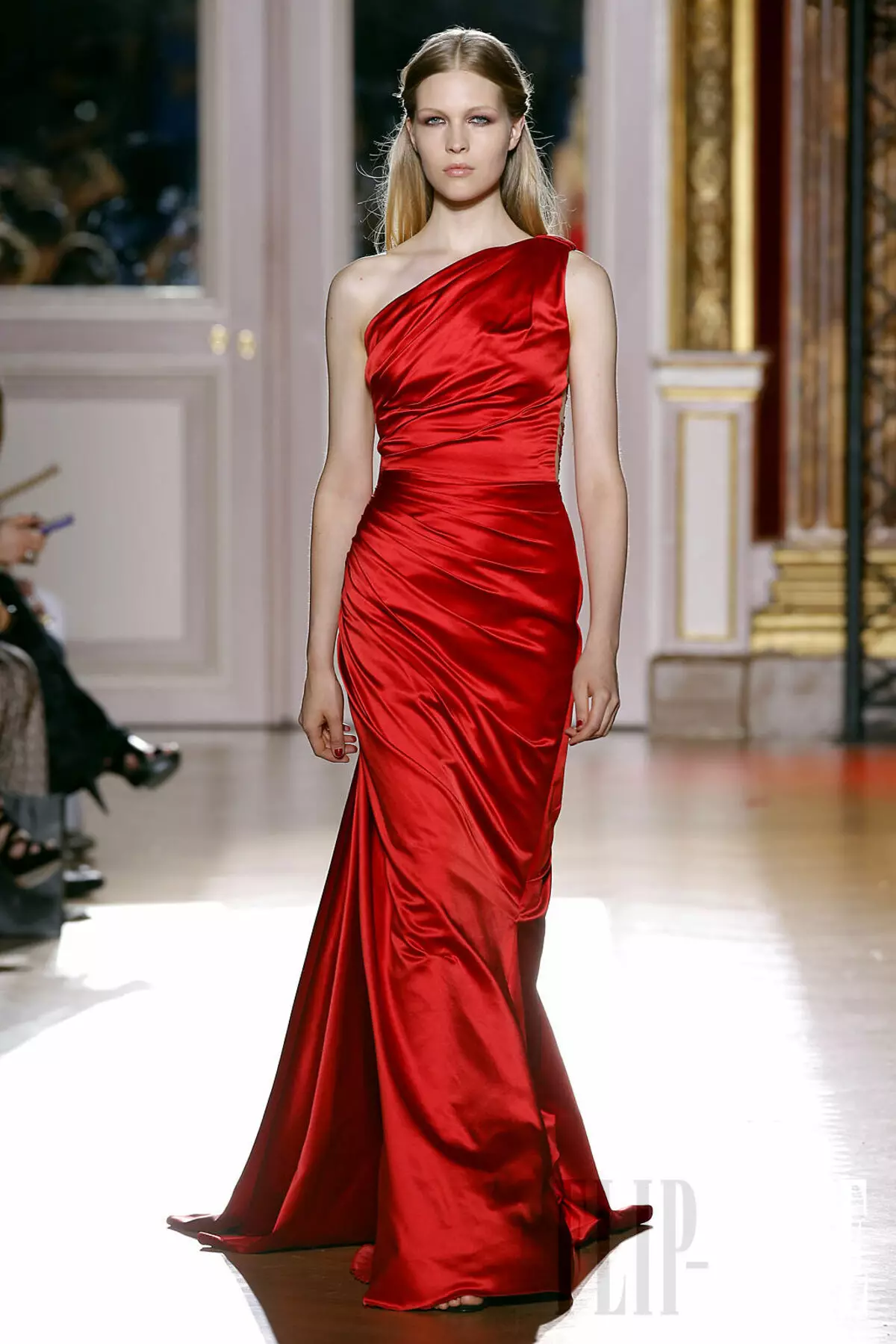 1つの肩に赤い色のイブニングドレス
