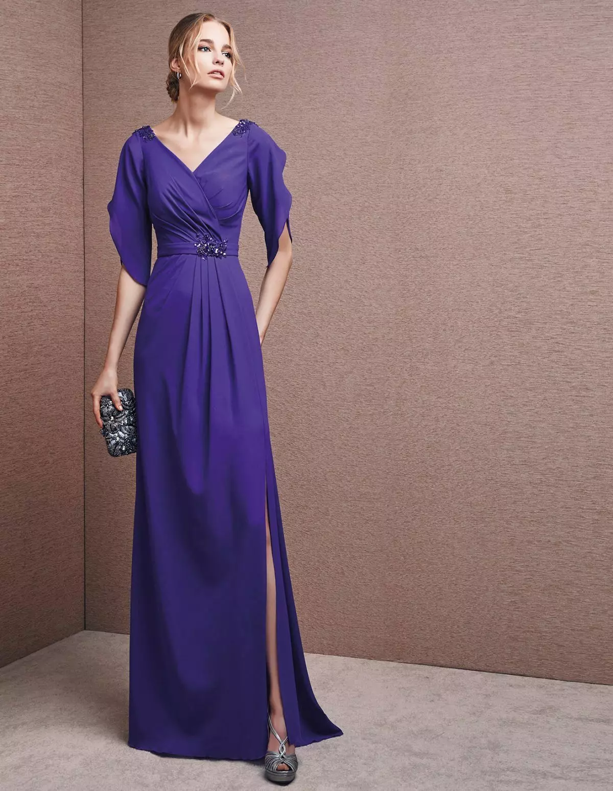 Вечірнє фіолетову сукню з розрізом