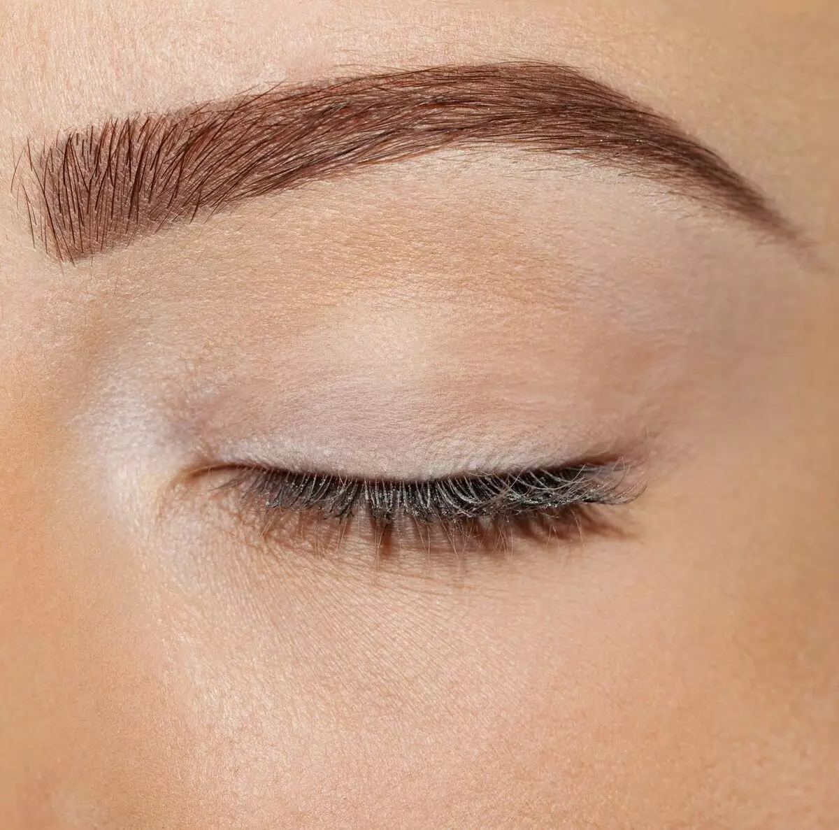 Eyebrows para sa isang round mukha (39 mga larawan): Ano ang isang form ay perpekto, magandang halimbawa 15734_10