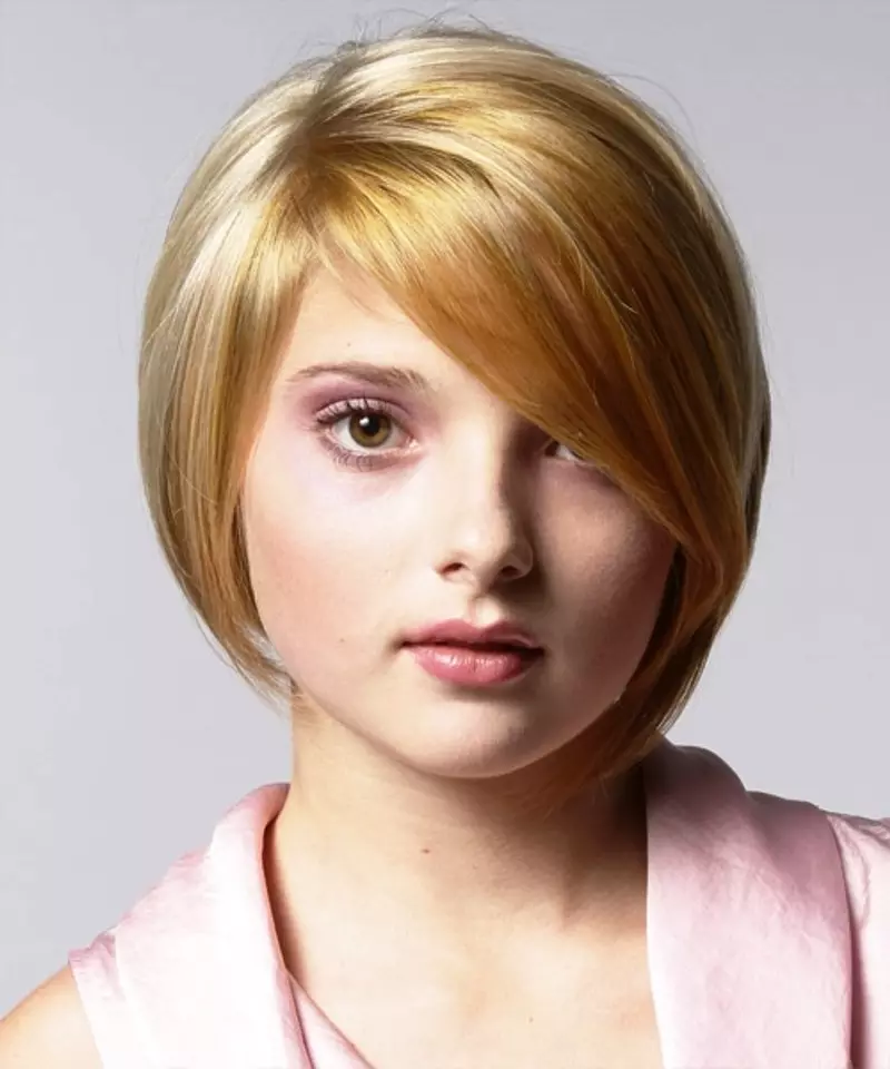 Cortes de pelo de la cara redonda (142 fotos): Lo que un peinado femenino se ajustará a las niñas completas en el cabello medio, modelo 2021, que no requiere peinado y con flequillo 15739_117
